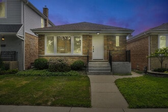 Building Photo - 7441 N Oriole Ave