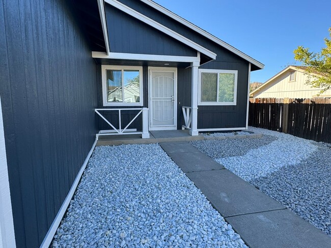 Foto del edificio - Freshly Remodeled 4 bedroom in Red Rock- RV Parking, low maintenance yard and pets welcome!