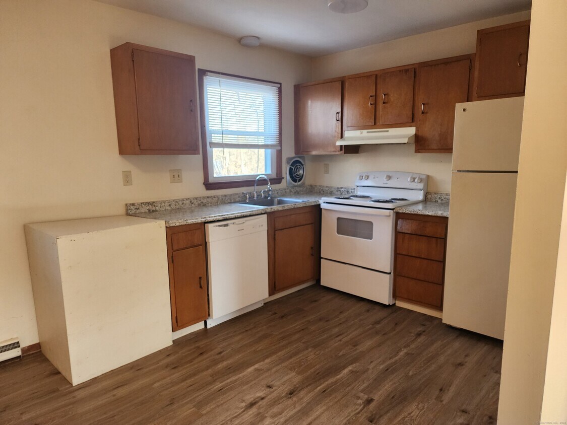 Primary Photo - 88 Hickory St