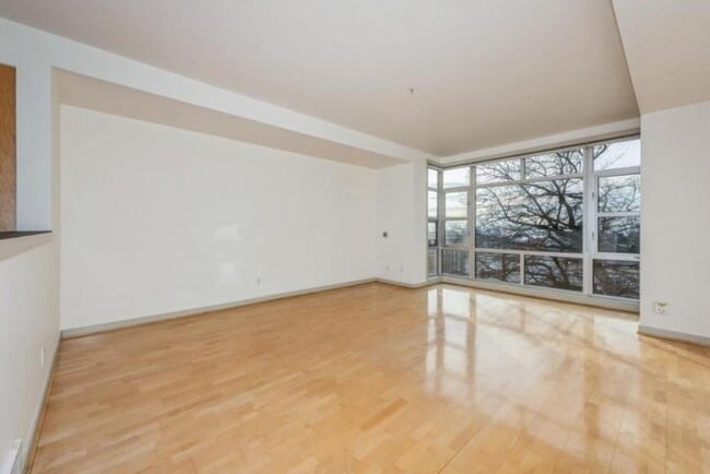Building Photo - 1 bedroom in Seattle WA 98109
