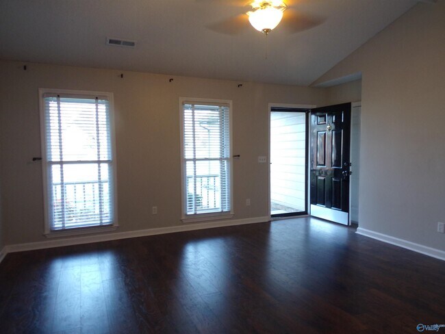 Foto del edificio - 100 Tess Cir