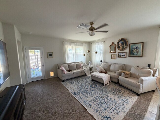 Building Photo - Upgraded and Spacious 4 Bed/2 Bath in Buckeye