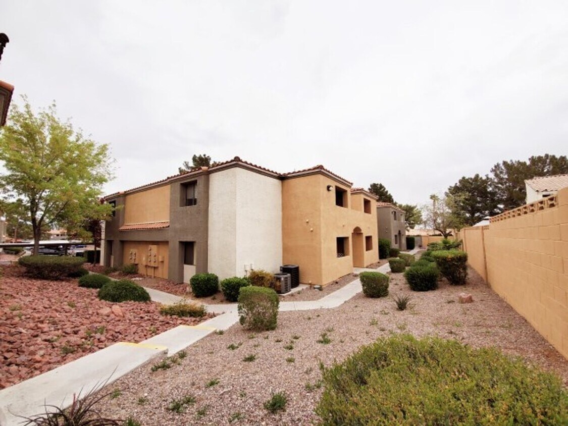 Foto principal - BEAUTIFUL 1 BEDROOM IN DESERT SHORES!