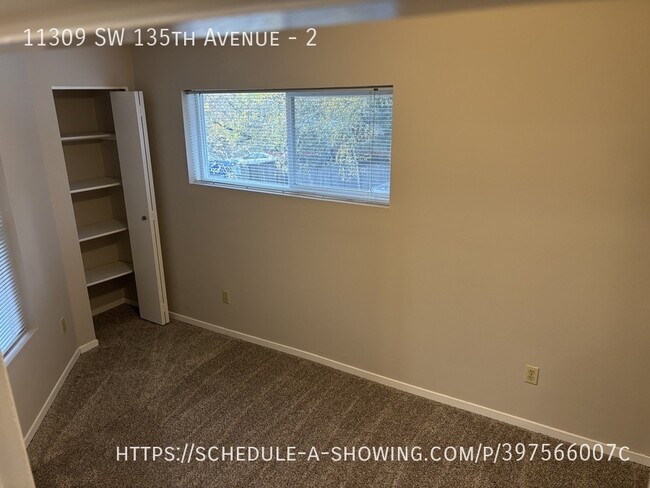 Building Photo - 3 BD 2BA 1100 sq ft w/ GARAGE, W/D hk up, ...