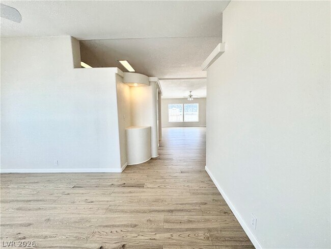 Building Photo - 561 Janet Ln