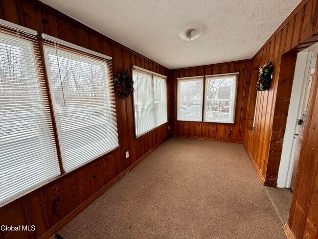 Foto del edificio - 39-41-41 Roosevelt Rd