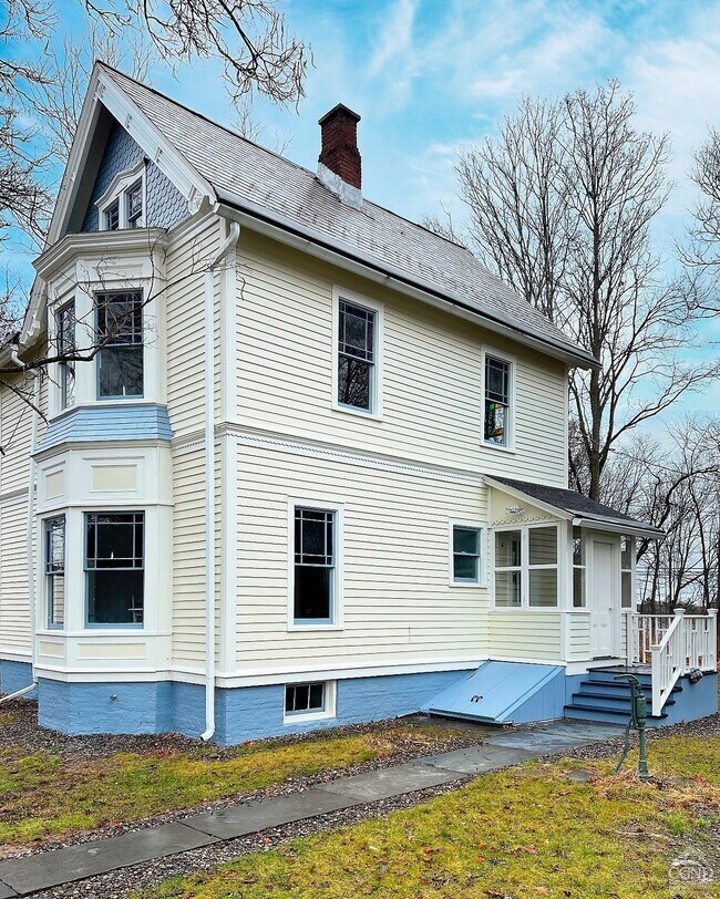 Building Photo - 1291 Woods Rd
