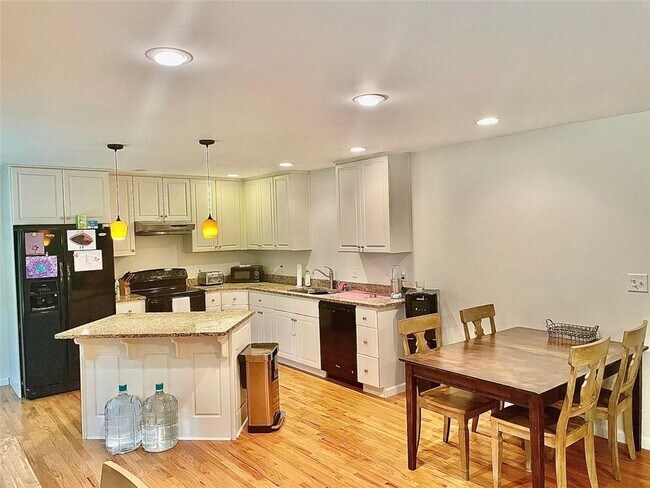 Building Photo - 225 Mayfield Cir