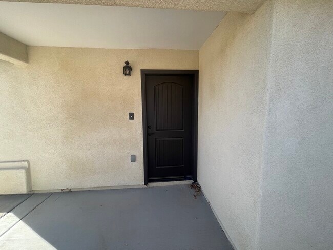 Building Photo - 546 S 15th Ave