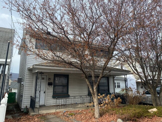 Building Photo - 3 Bedroom house available now!