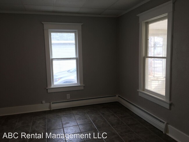 Building Photo - 3 br, 1 bath House - 920 River St