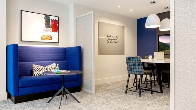 Espacio de coworking moderno - The Ridgewood by Windsor