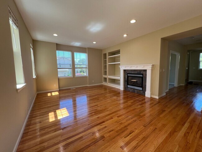 Foto del edificio - Spacious 4 Bedroom Home with Zen Backyard and 3-Car Garage