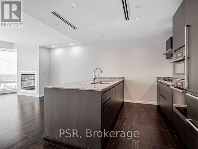 Photo du bâtiment - 180 University Ave