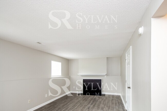 Building Photo - Your dream home awaits