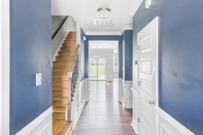 Building Photo - Gorgeous Moseley Townhome with Low-Mainten...