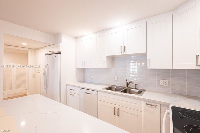 Foto del edificio - 2 br, 2 bath Condo - 2000 S Ocean Blvd Apt 6A