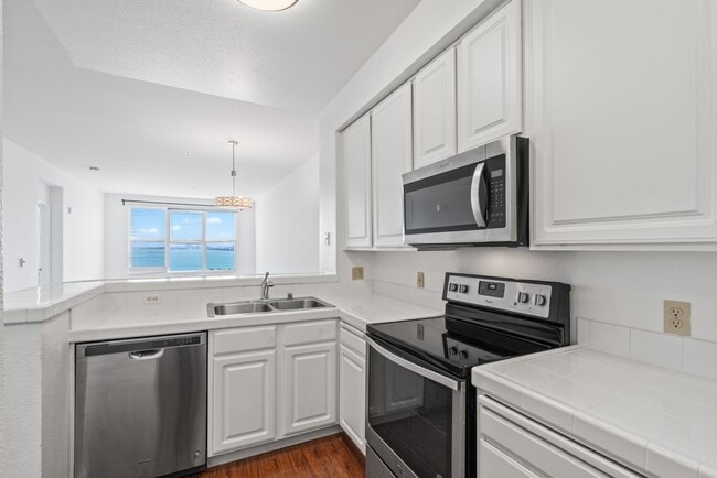 Building Photo - Pet Friendly, Luxurious Condo w/Bay Views....