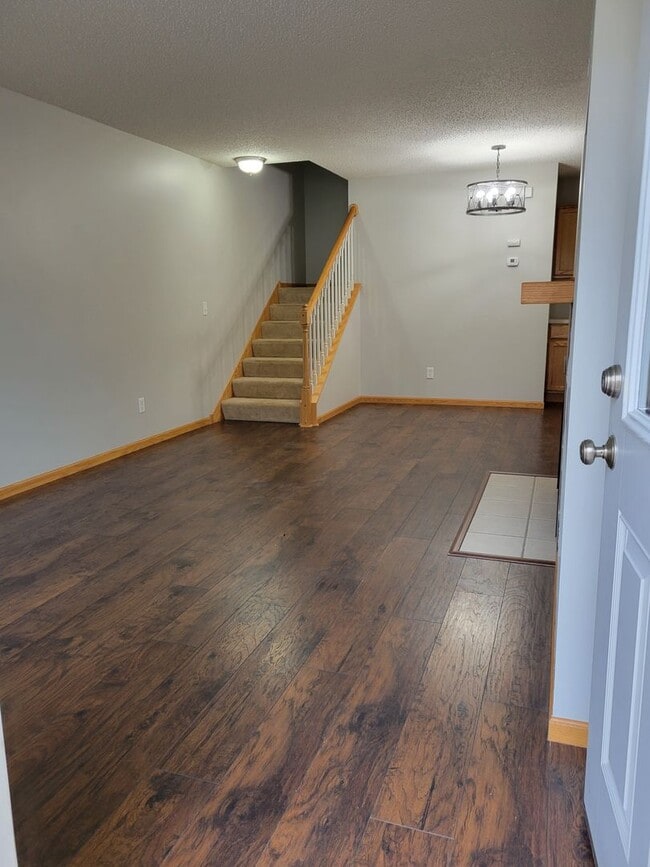 Building Photo - Middle Unit Townhouse