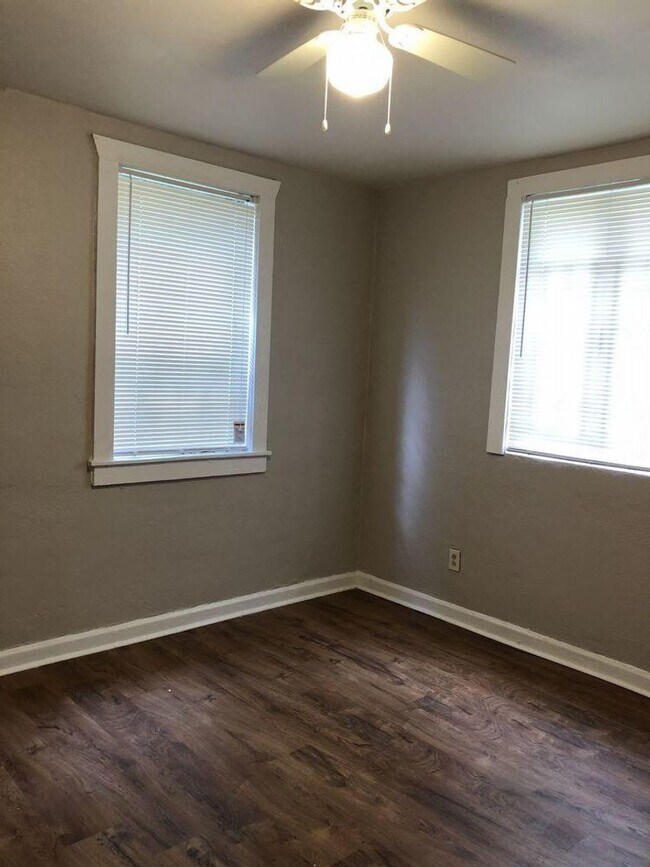 Foto del edificio - Updated Downstairs 2 Bedroom and 1 Bathroom Carriage House