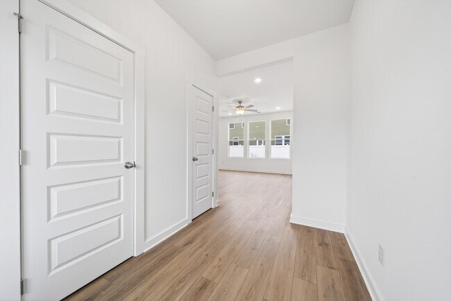 Foto del edificio - 7060 Sutton Dr