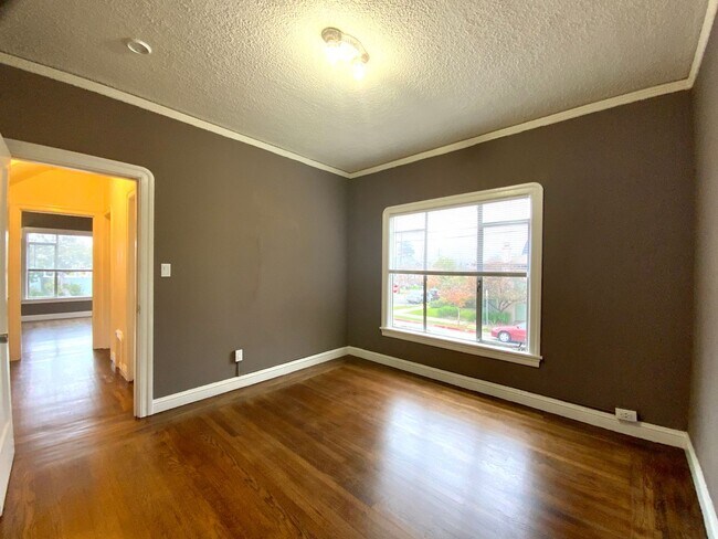 Foto del edificio - Spacious 1BR w/ Bonus Room! Laundry On Site! PRIVATE GARAGE PARKING!