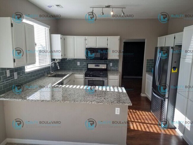 Foto del edificio - Amazing 4 Bedroom 2.5 Bathroom Home! Locat...