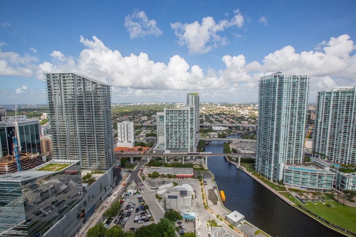 Foto principal - 2 br, 2 bath Condo - 68 SE 6th St Apt 3310