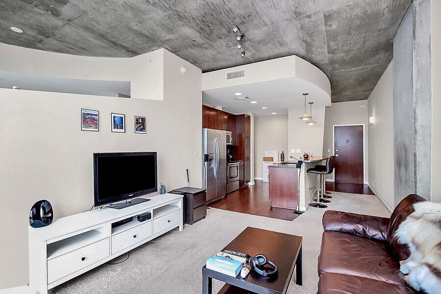 Building Photo - The Avenue Condominium For Rent