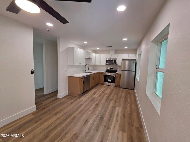 Building Photo - 824 N 11th Ave