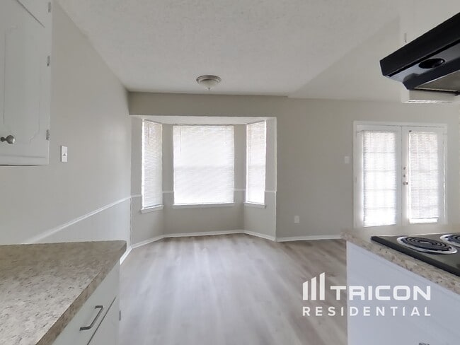 Foto del edificio - 6212 Douglas Dr