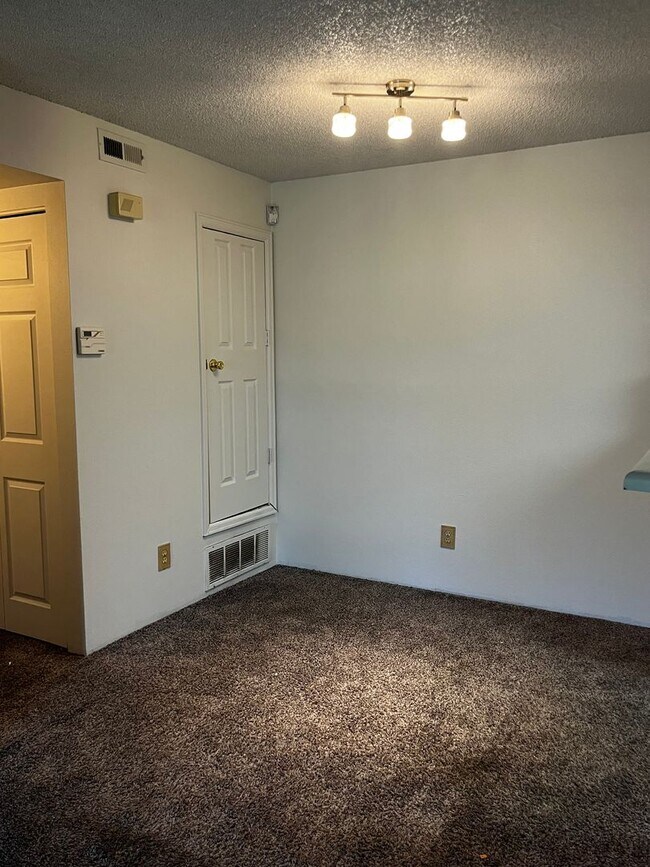 Foto del edificio - Well Maintained 2 bed 2 bath condo in Woodside Village!