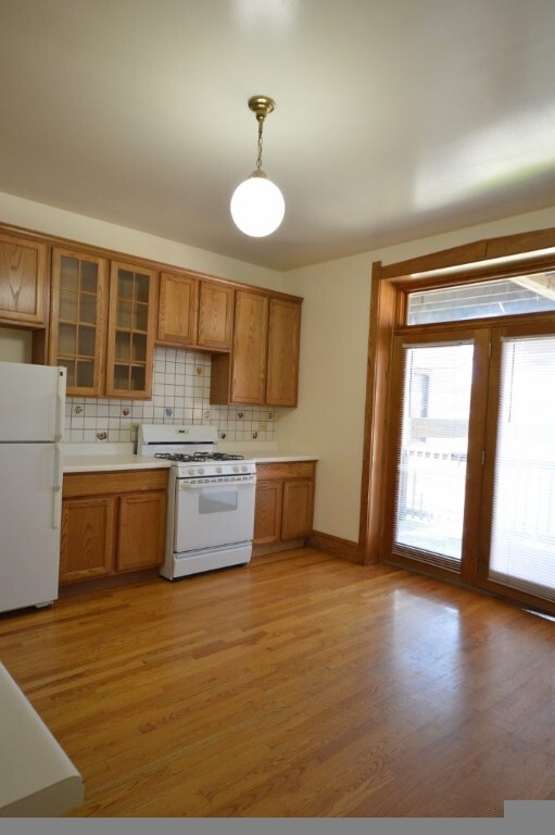Building Photo - 2118 W Berteau Ave