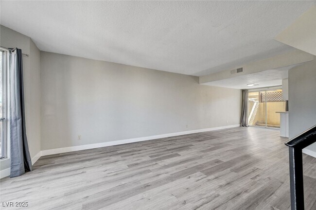 Foto del edificio - 527 Kristin Ln