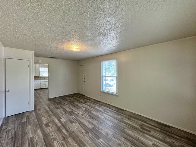 Building Photo - Viewable Now!