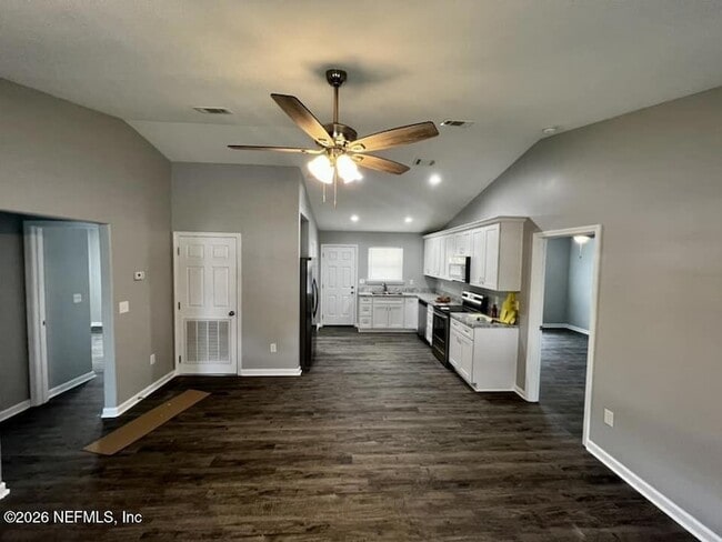 Building Photo - 11169 Thomas Dr