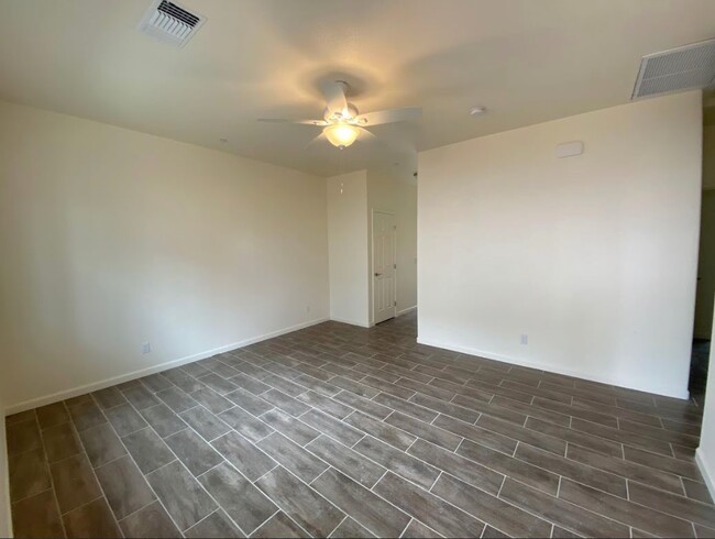 Foto del edificio - 953 W 18th St