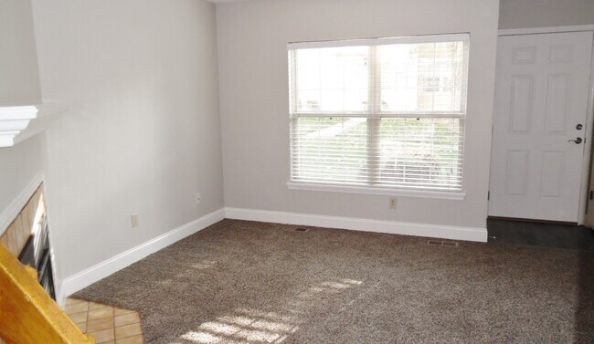Foto del edificio - 8077 Lexington Park Dr