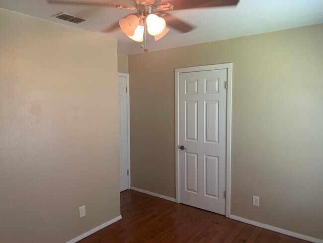 Building Photo - 1204 N Woodlawn Dr