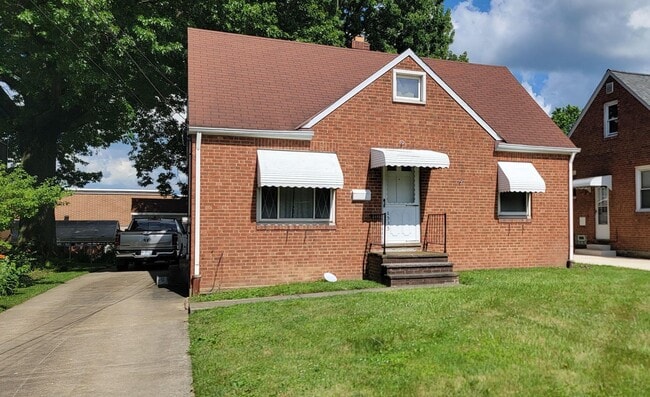 Building Photo - Single 3 bedroom 1 bath home located in Ma...