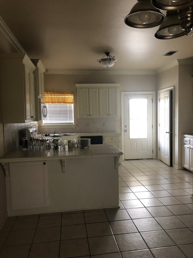 Building Photo - 40433 Fox Run Dr