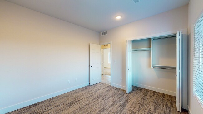 Foto del edificio - 15650 E 21st Ct N