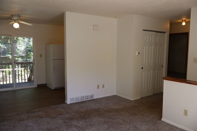Foto del edificio - Beautiful Split-Level 6BR Home with Attach...