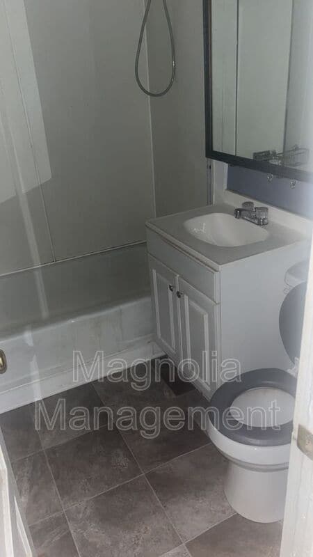 Foto del edificio - 413 Rollins Ave