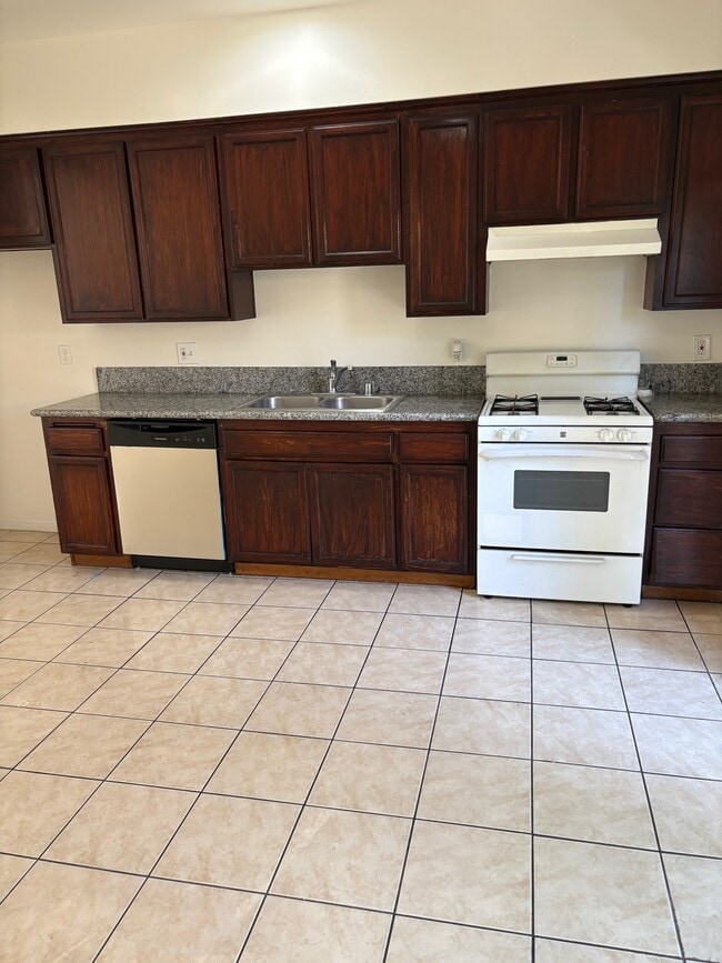Kitchen - 7327 Bakman Ave