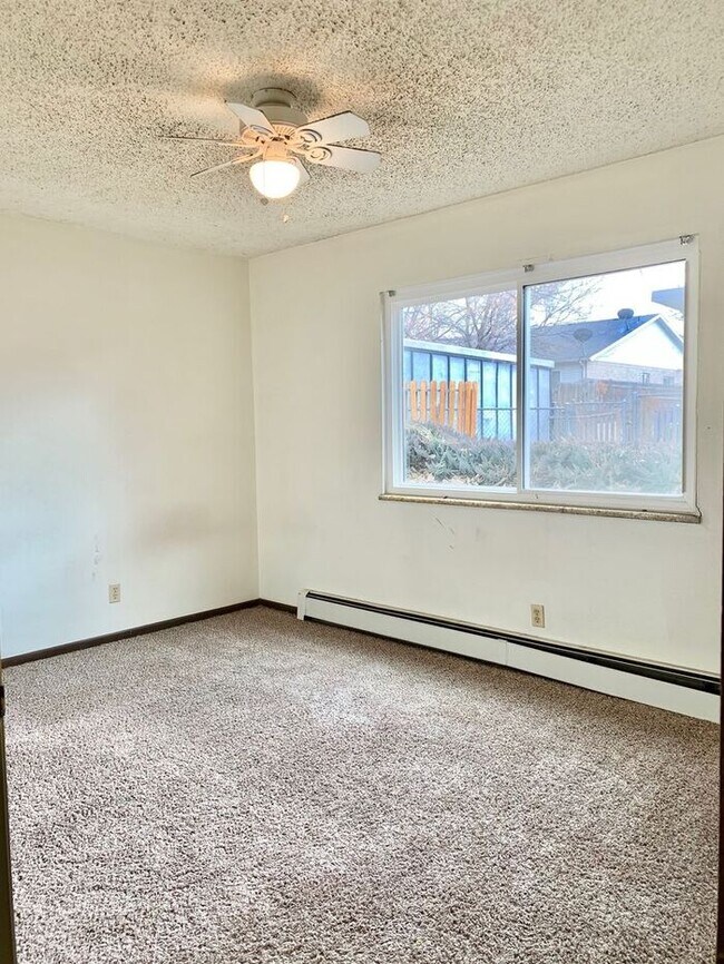 Foto del edificio - Great Two Bedroom, One Bath Apartments for Rent in East Loveland!  2 Weeks Free, Flexible lease t...