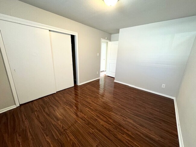 Building Photo - Two bedroom in a well kept building / amaz...