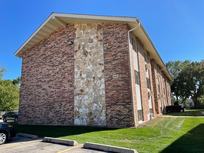 Foto del edificio - 826 N Milwaukee Ave