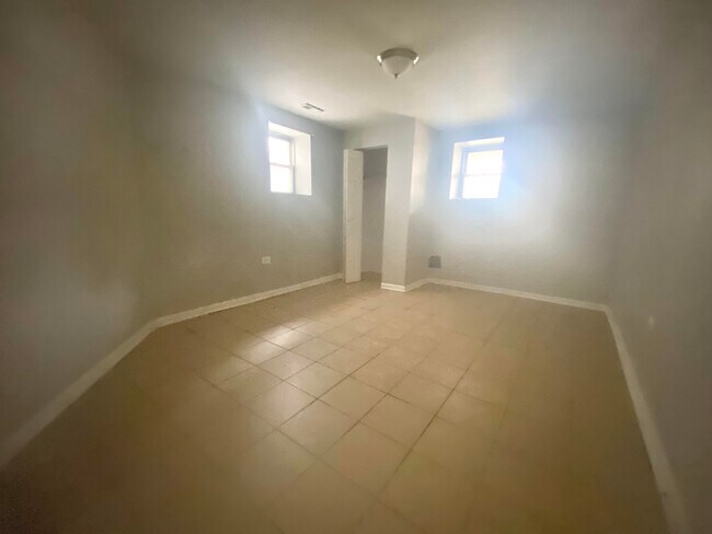 Foto del edificio - 516 W Englewood Ave