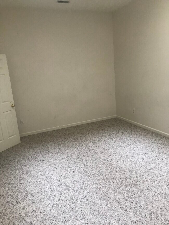 First bedroom - 700 Maine St